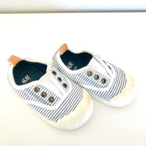💙 Adorable H&M sneakers - baby / toddler size 4